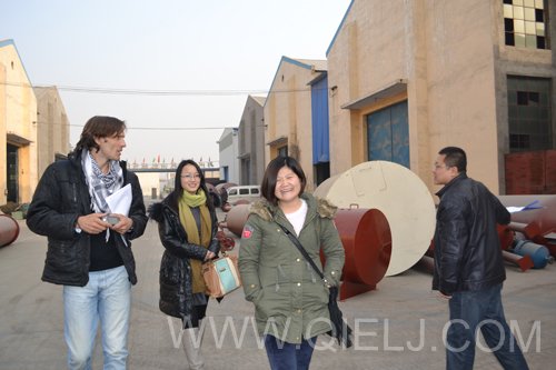 我公司張工程師帶領(lǐng)阿根廷客戶(hù)參觀我工廠(圖2)